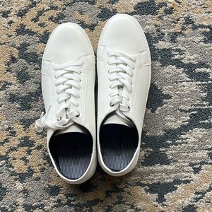 Men’s white casual shoes sz 11